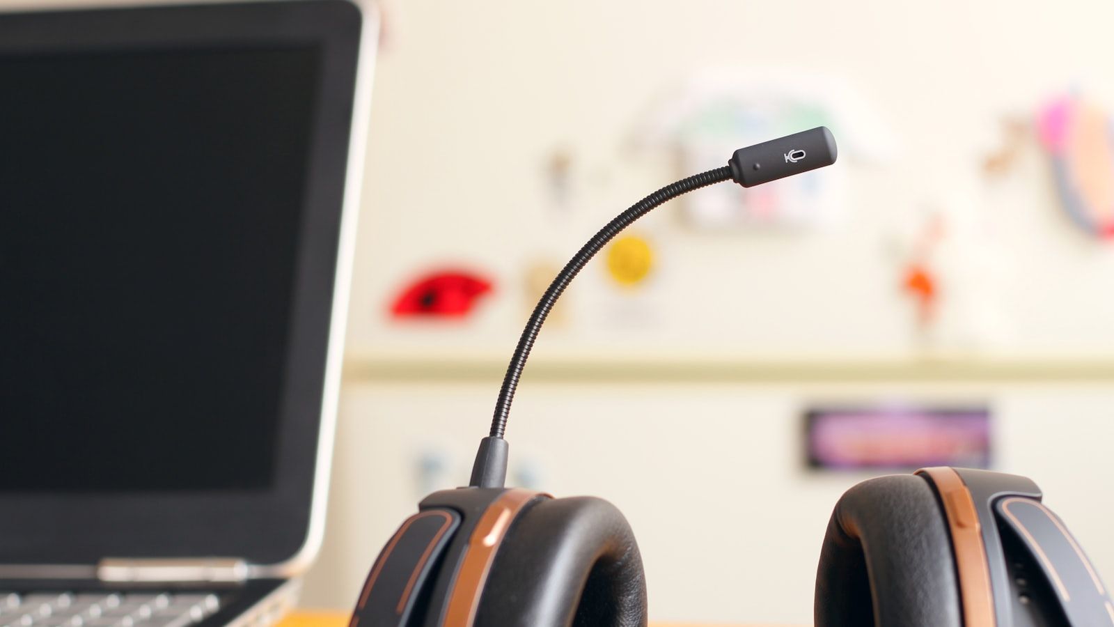 Zestaw słuchawkowy konsultanta obok laptopa - obraz stanowiska call center