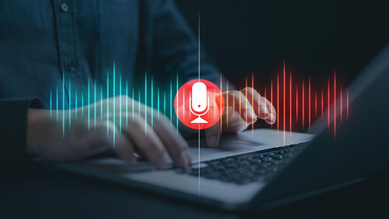 Dłonie na klawiaturze laptopa, nad nimi ikona mikrofonu i fala dźwiękowa - symbol nagrywania rozmowy