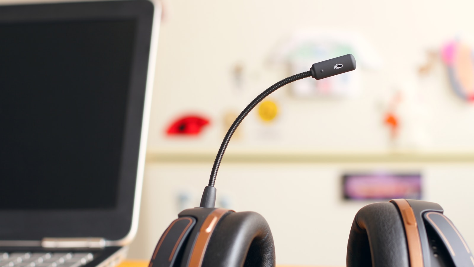 Zestaw słuchawkowy konsultanta obok laptopa — obraz stanowiska call center